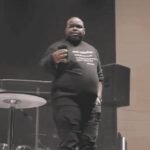 Igreja demite pastor após agressão a enteado com fio de extensão