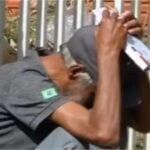 Idoso emociona ao ser abordado por evangelista com cesta básica